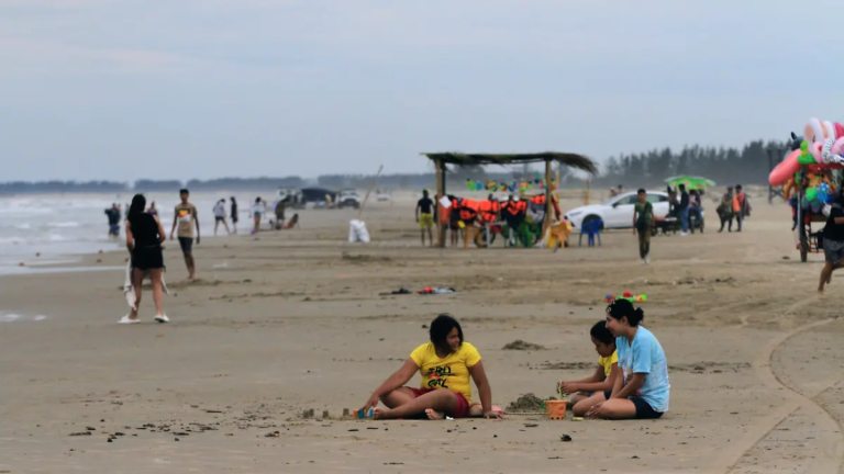 Residuos de hidrocarburo no asustan a bañistas: playas de Tuxpan se llenan