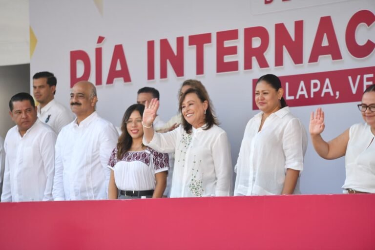 Rocío Nahle encabezó desfile de más de 68 mil trabajadores.