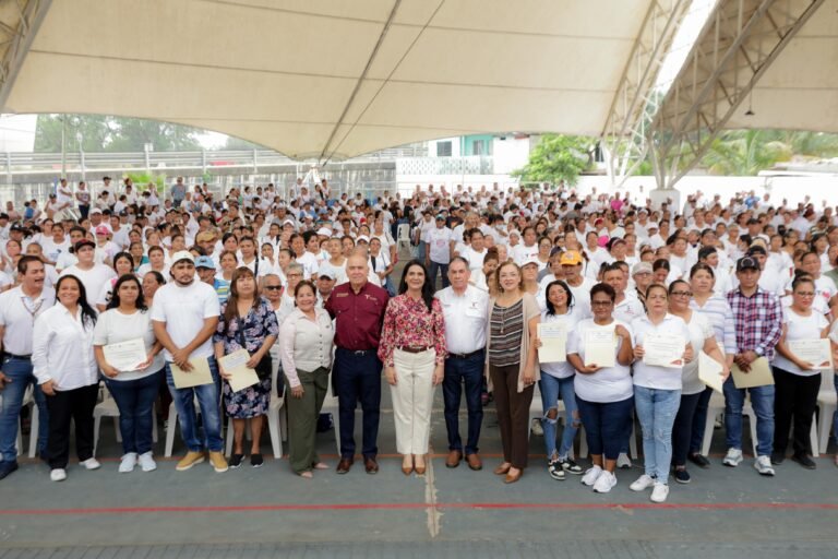 Mónica Villarreal reconoce labor de despicadoras con entrega de certificados de salud