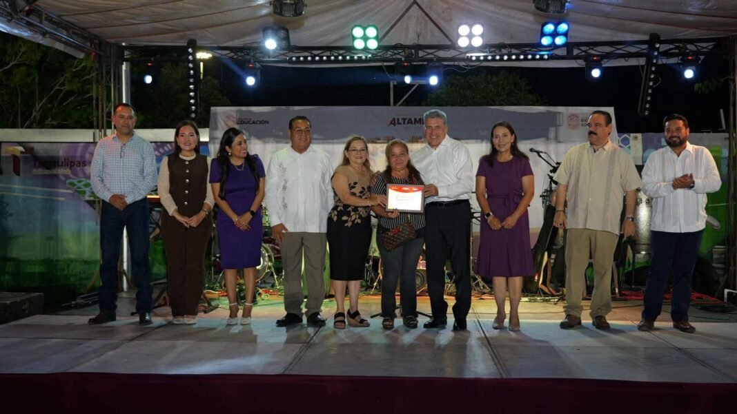 Reconoce Armando Martínez a maestros altamirenses con emotivo festejo