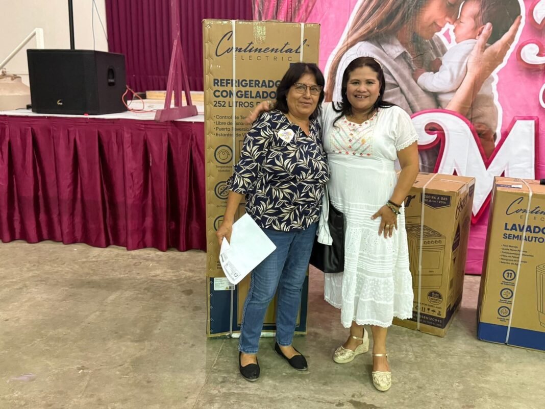 Reconocen a mujeres líderes de colonia en emotivo festejo por el Día de las Madres