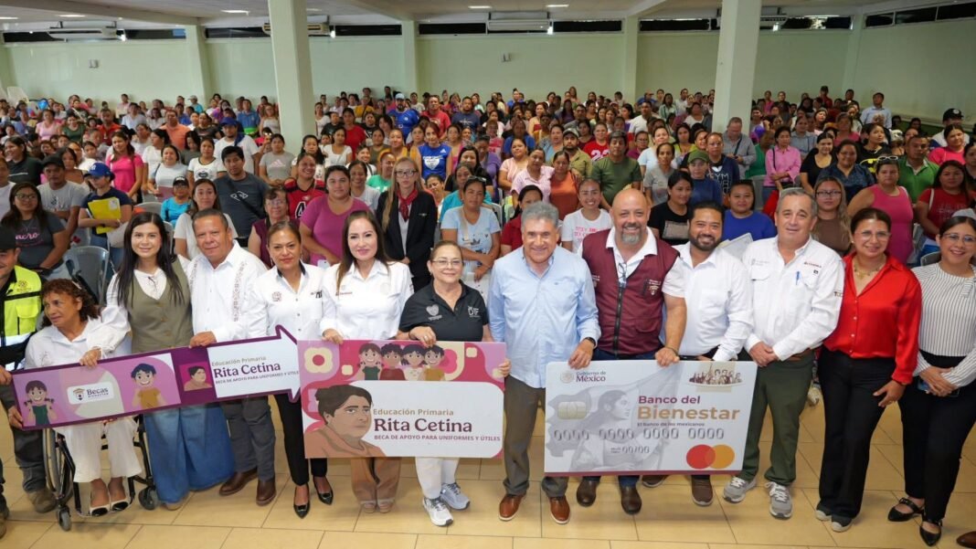 Entrega Armando Martínez tarjetas del programa de becas “Rita Cetina”