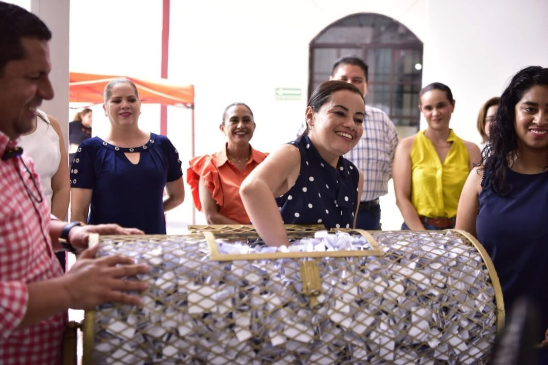 Ayuntamiento de Tantoyuca premia a contribuyentes cumplidos con motocicleta, refrigerador y pantalla