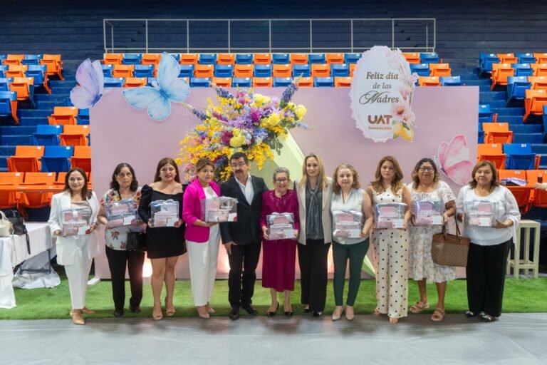 Dámaso Anaya reconoce la labor de las madres trabajadoras de la UAT