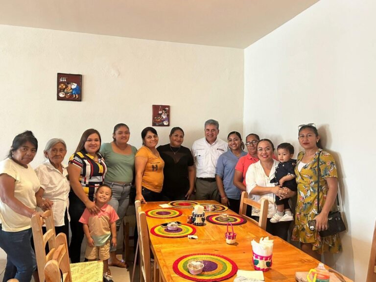 Reconoce Armando Martínez a mamás de alumnos de nivel básico 