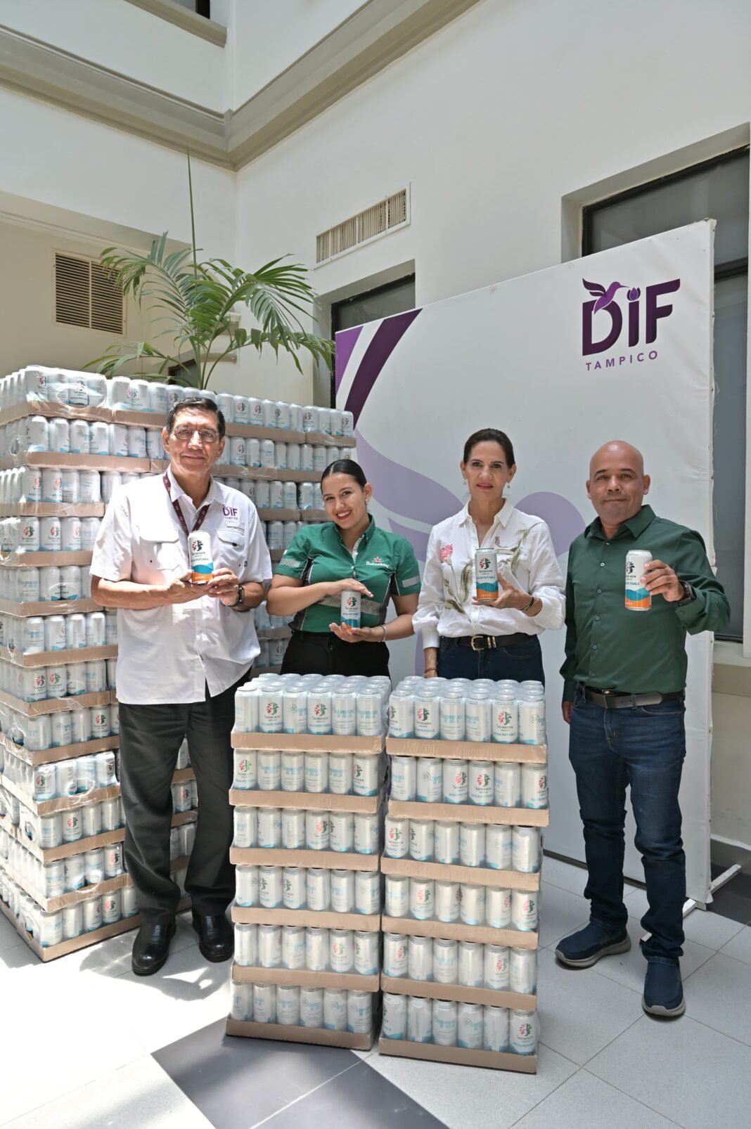 Importante Donativo de Agua Purificada Recibe DIF Tampico de Heineken  México