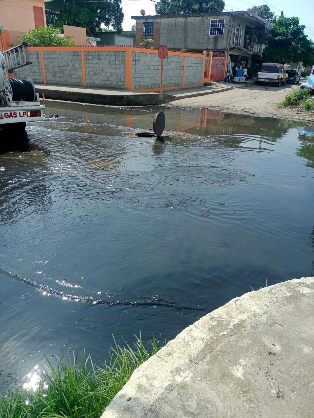 Vecinos de la Miguel Hidalgo de ciudad Madero exigen solución a pestilentes olores
