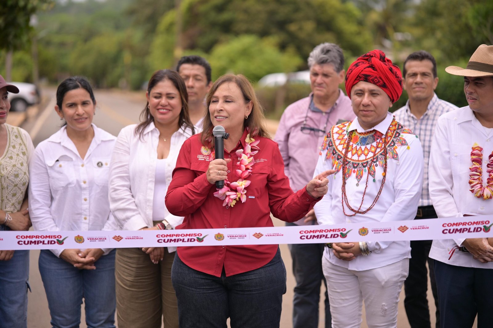 Rocío Nahle entrega tramo Acayucan-Comején; justicia social para el sur