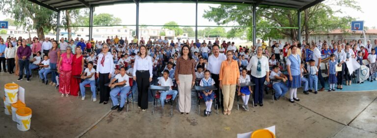 Resalta Mónica Villarreal compromiso con la educación durante la entrega de mesabancos y pintura