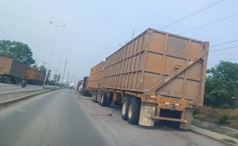 Remolques invaden acceso principal a Pánuco; ciudadanos exigen intervención de Tránsito