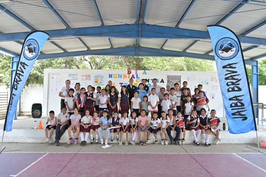 Conviven Niños PANNARTI del DIF Tampico con Jugadores de la Jaiba Brava