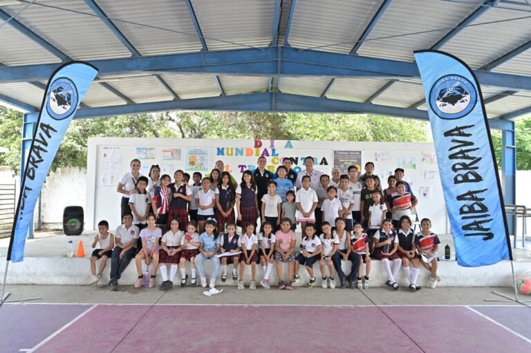 Conviven Niños PANNARTI del DIF  Tampico con Jugadores de la Jaiba Brava