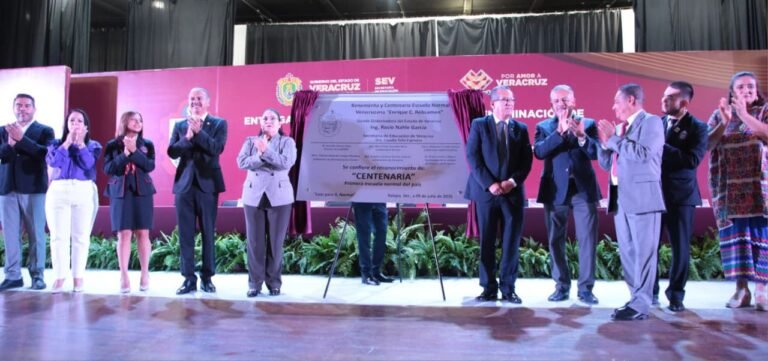 Recibe la Benemérita Escuela Normal Veracruzana denominación de Centenaria