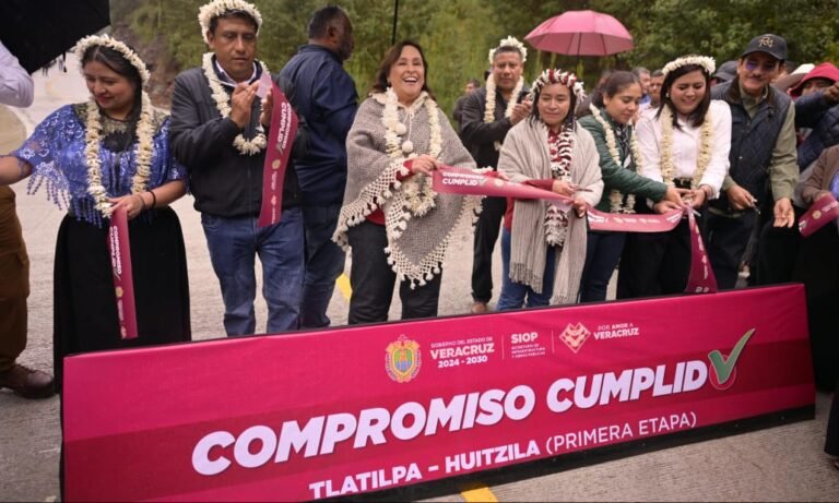 Regresa Rocío Nahle a cumplirle a Soledad Atzompa; entrega tres tramos carreteros