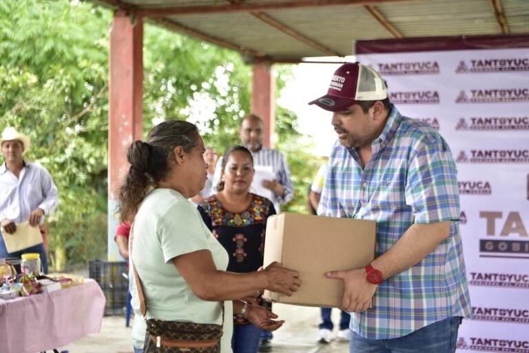 Más de 300 familias de Tantoyuca reciben despensas del programa alimentario estatal