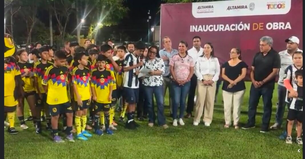 Entrega Armando Martínez campo de pasto sintético