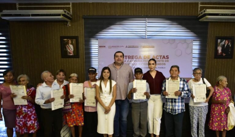 Dan identidad jurídica a 13 adultos mayores en Tantoyuca tras años de espera