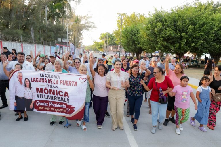 Después de 50 años, Mónica Villarreal entrega pavimentación en Laguna de la Puerta