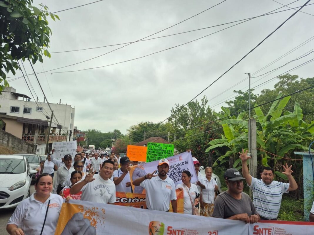 Marchan docentes por falta de atención en la SEV