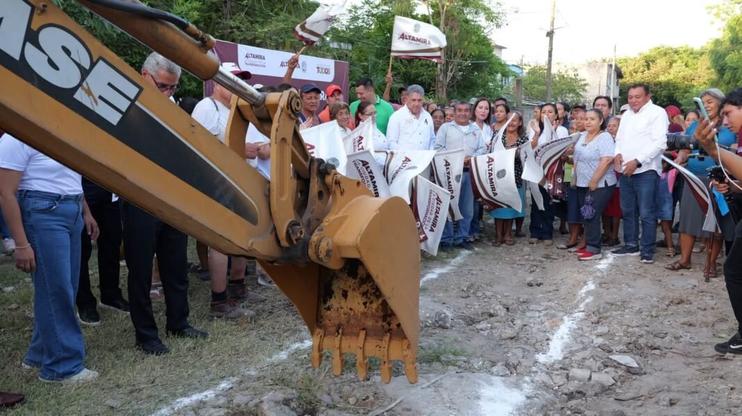 Avanza Armando Martínez en la ampliación de la red de drenaje sanitario