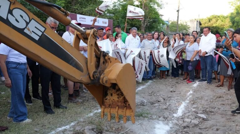 Avanza Armando Martínez en la ampliación de la red de drenaje sanitario