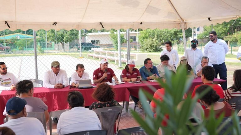 Cumple Armando Martínez compromisos con familias del ejido Río Tamiahua