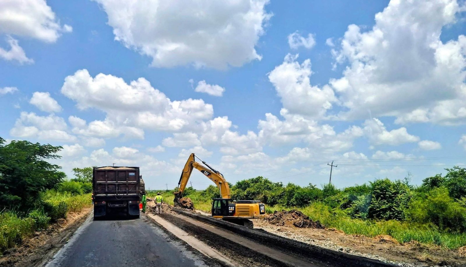 Reactivan ampliación de la carretera Alazán–Canoas; tras años de abandono, maquinaria pesada vuelve al tramo Pánuco–El Molino