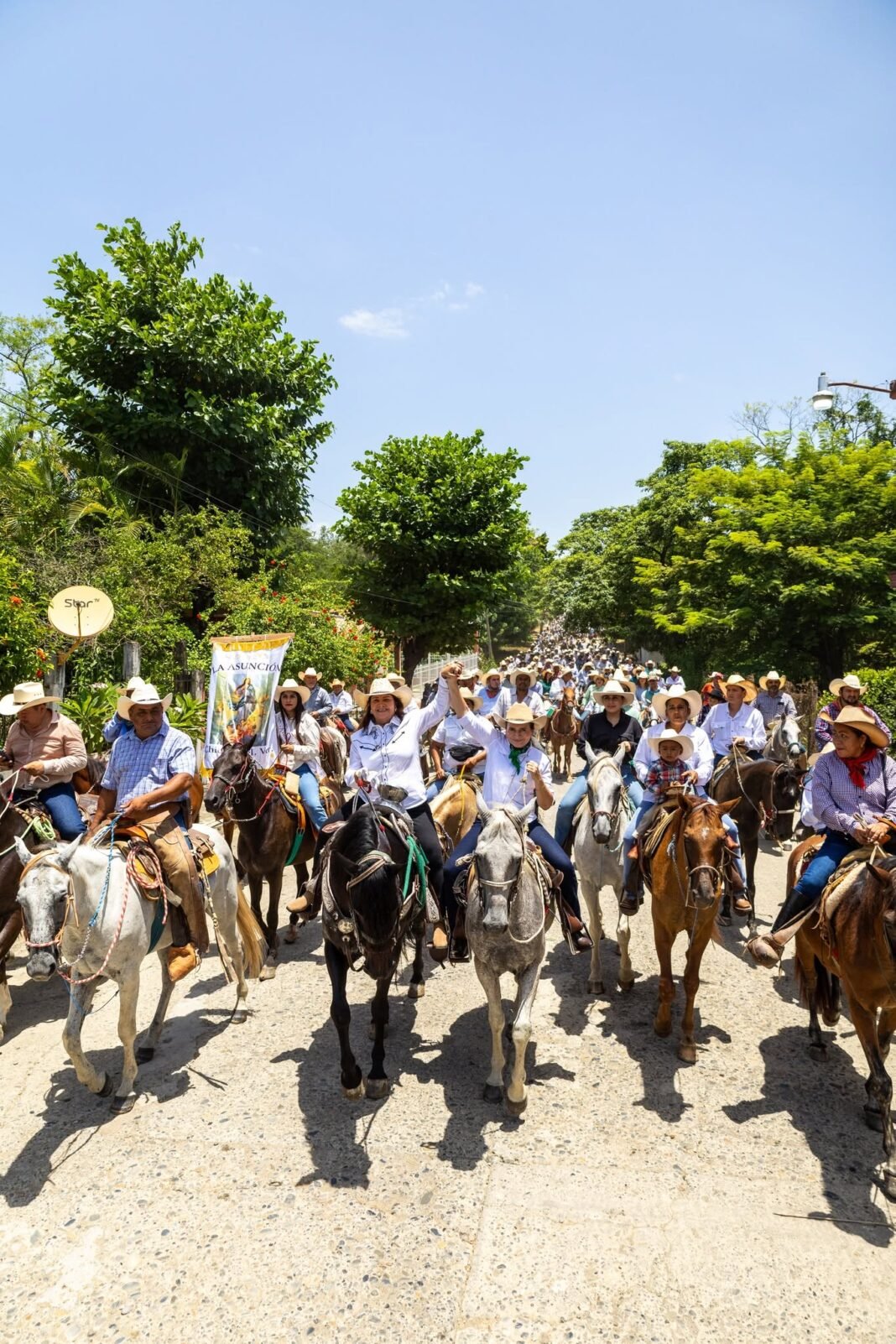 Unen lazos Platón Sánchez y Chiconamel con tradicional cabalgata