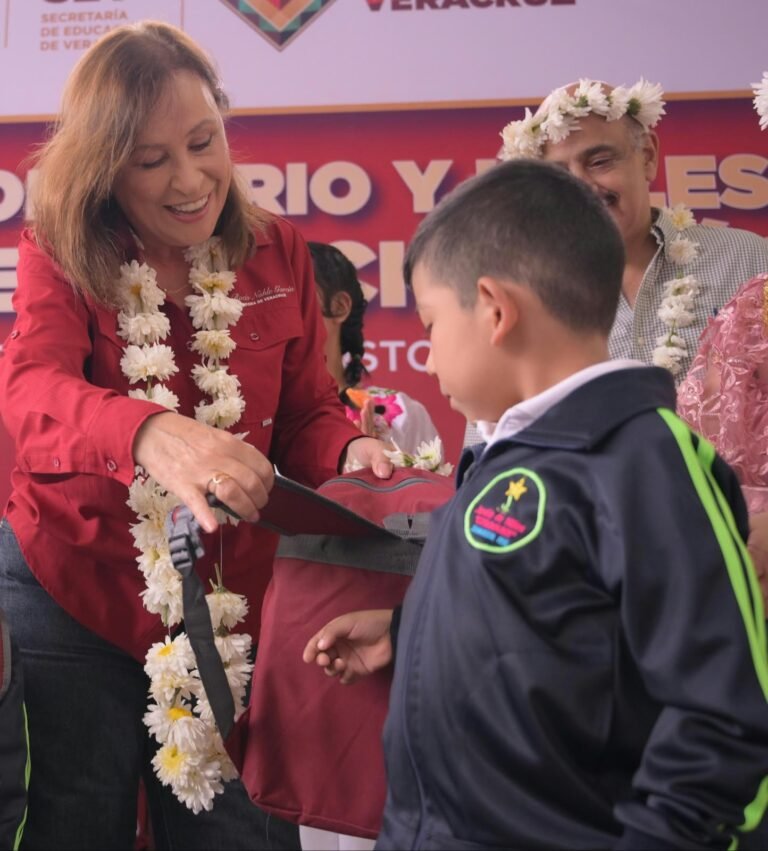 Mochilas y útiles gratuitos para 42 mil 961 estudiantes de la sierra de Zongolica; justicia social para todos: Rocío Nahle