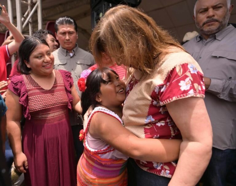 Queremos a la niñez y juventud en las aulas: Rocío Nahle durante la entrega de útiles y mobiliario a la región Olmeca