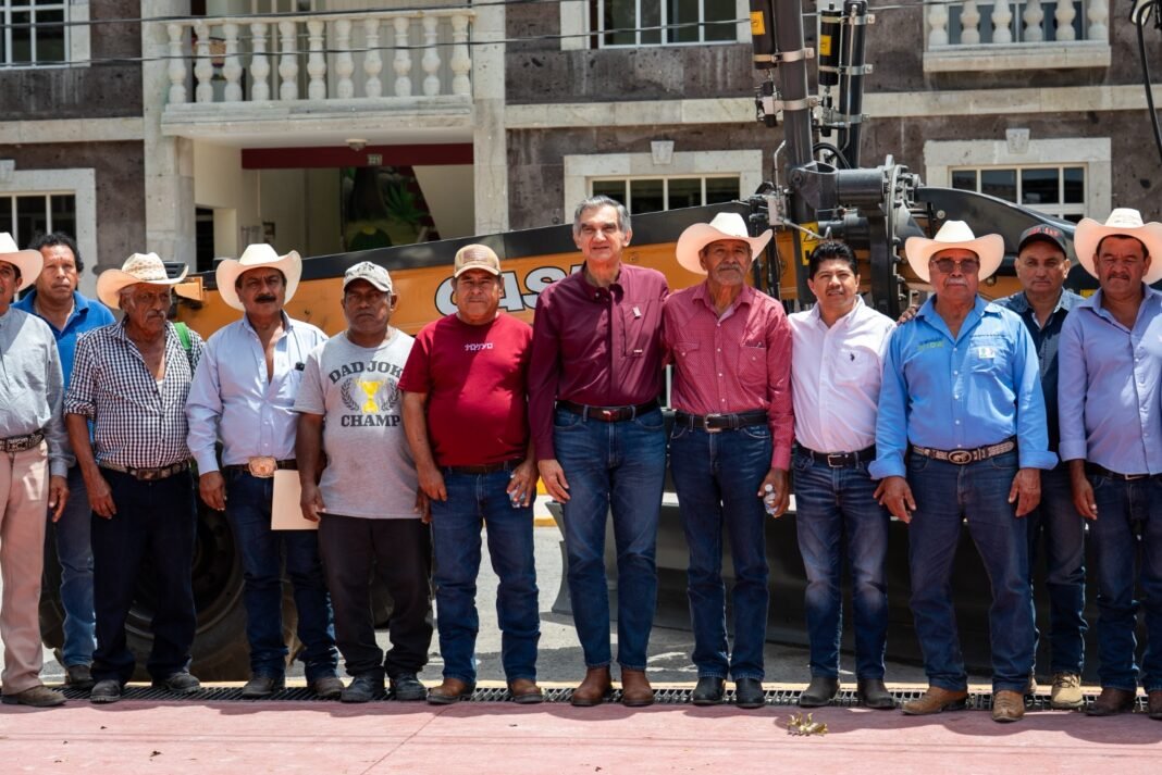 Acuerda Américo programa conjunto para rehabilitar caminos rurales de Jaumave