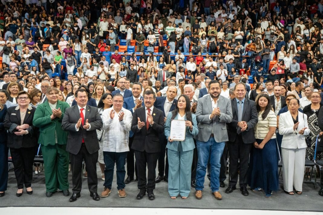 Reconoce UAT trayectoria judicial de su distinguida egresada Xóchitl Almendra Hernández Torres