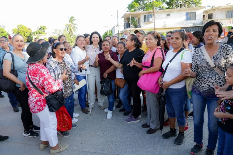 Supervisa Mónica Villarreal avance de pavimentación en la calle Holanda de la colonia Borreguera