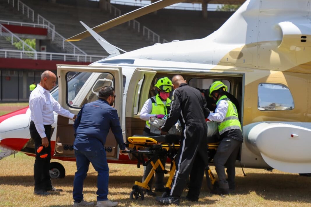 Trasladan a niño lesionado en ambulancia aérea