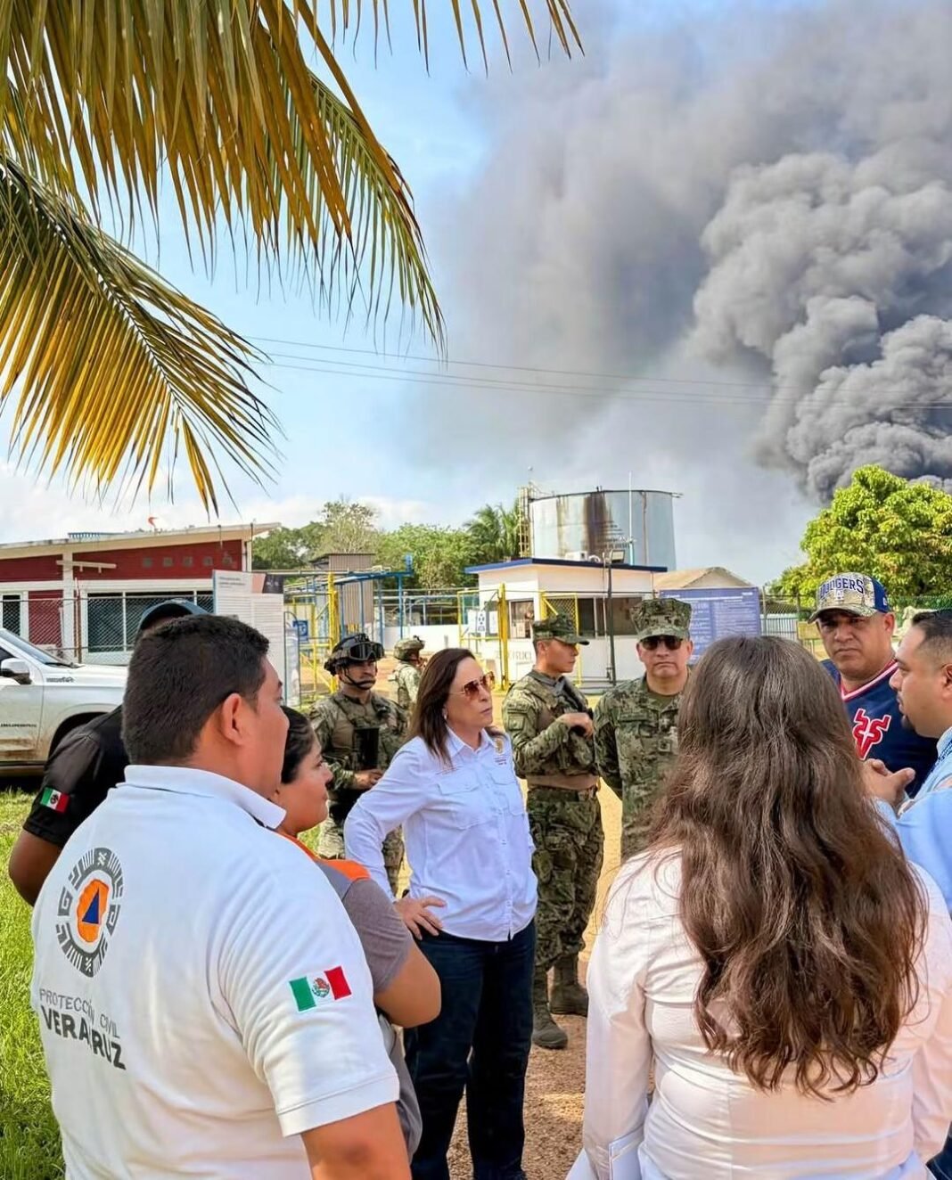 Supervisa Gobernadora atención a incendio en planta de sal de Jáltipan; situación está controlada