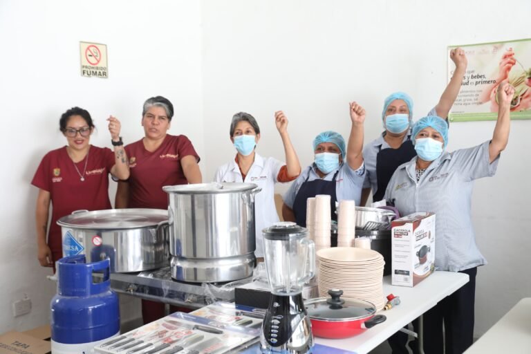 Gobierno de Veracruz cumple petición de trabajadores del Hospital General de Córdoba, entrega de cocina