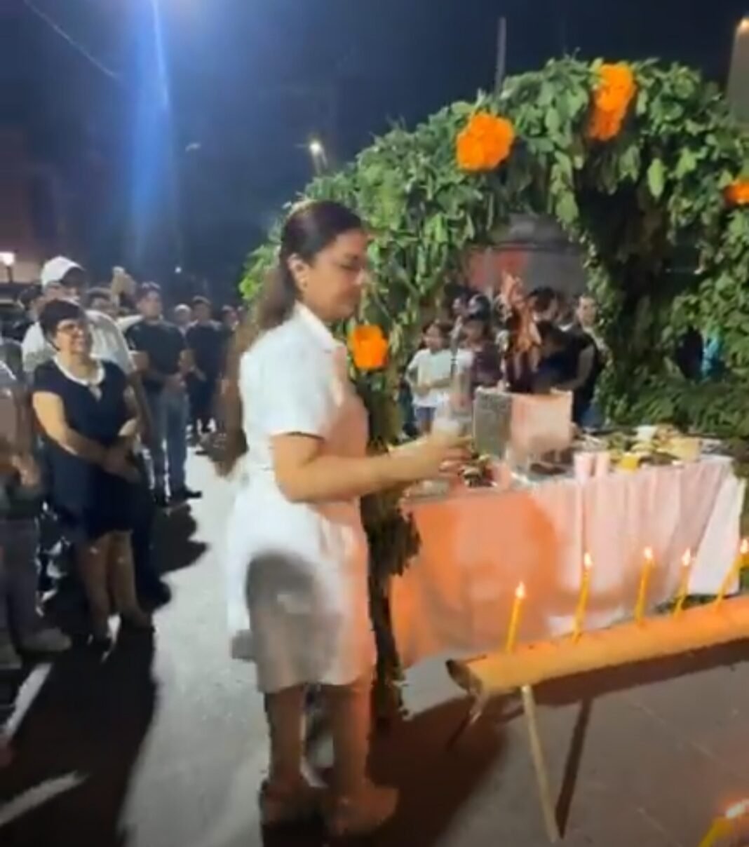 El Higo honra a sus muertos con la primera ofrenda y la tradicional bajada de máscaras