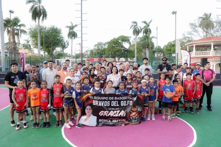 Entrega Mónica Villarreal cancha de básquetbol rehabilitada en la colonia Del Golfo