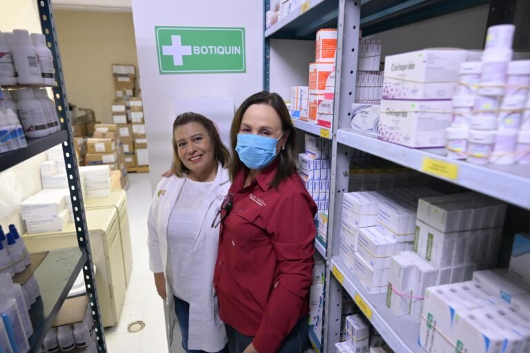 Hospital por hospital, supervisa Rocío Nahle abasto de insumos y medicamentos