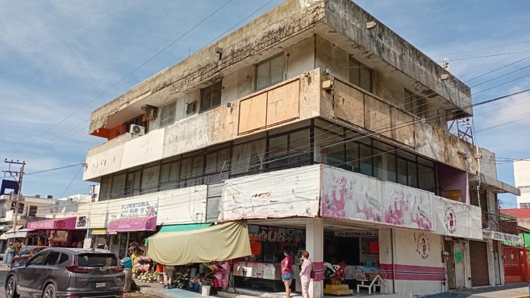 Edificios viejos del centro de Madero son un peligro latente para peatones