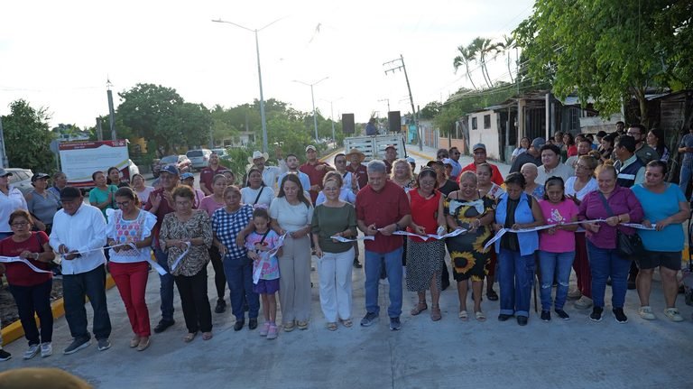 Entrega Armando Martínez obra de pavimentación en “El Chocolate”