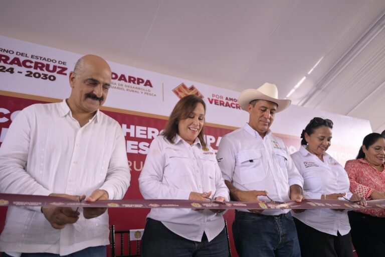Entrega Rocío Nahle dos centros de acopio lechero y pipas para productores del sur de Veracruz