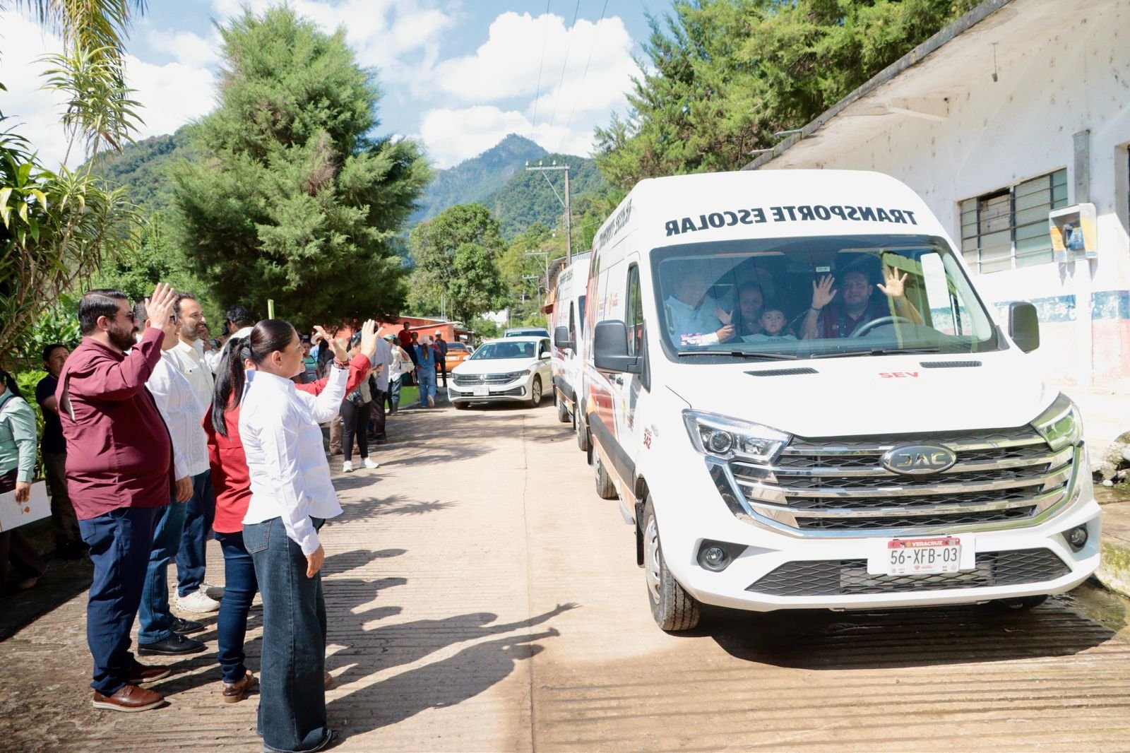 Rocío Nahle cumple, entrega SEV transporte escolar para Barranca Grande