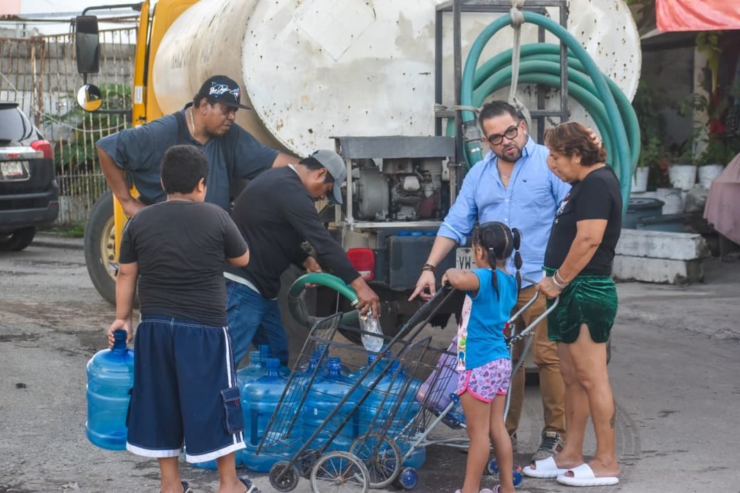 GIL GALLEGOS imparable: Apoya con pipa de agua potable a familias de Ciudad Madero