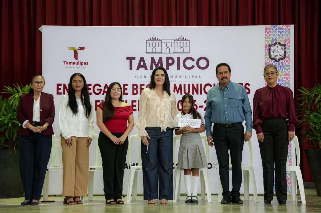 Monica Villarreal , amplia cobertura de becas municipales; beneficia a 582 estudiantes