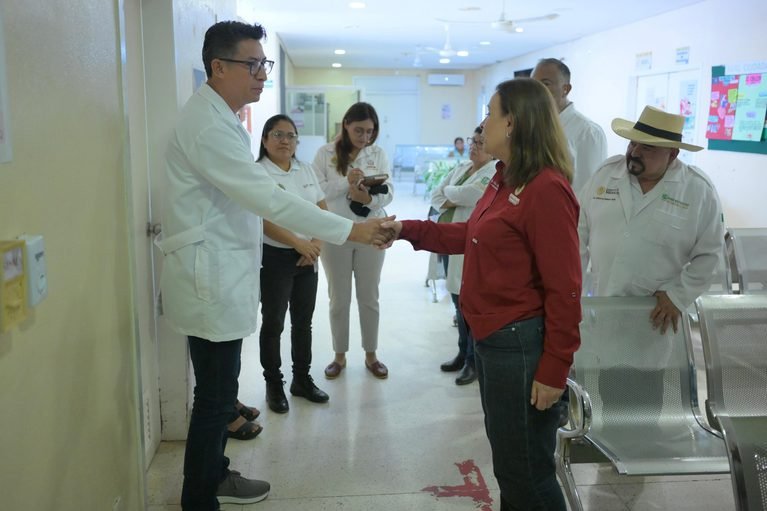 Rocío Nahle reconoce vocación del personal de salud del Hospital de José Azueta