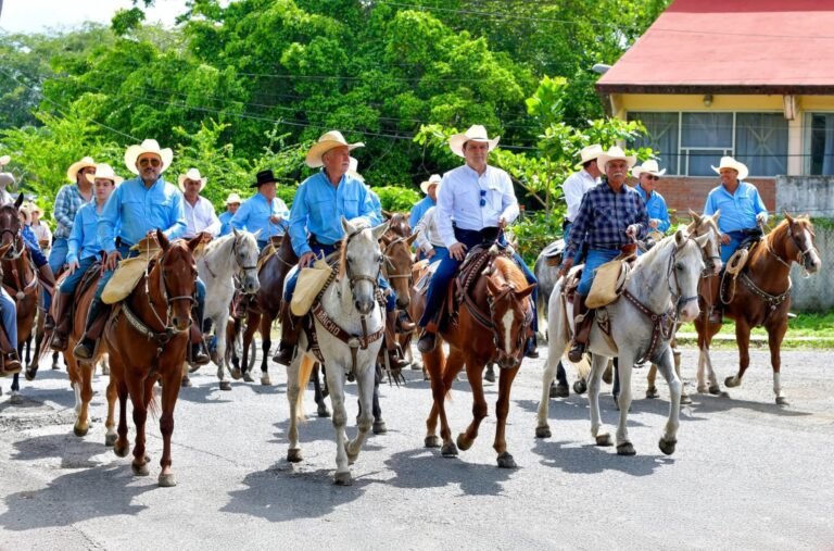 NARANJOS-AMATLÁN CONMEMORA 80 AÑOS DE TRADICIÓN GANADERA CON CABALGATA